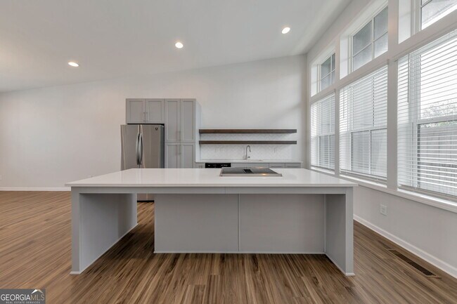 Building Photo - 910 Brees Ct