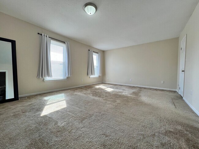 Building Photo - Spacious HOLLAND MEADOWS townhome