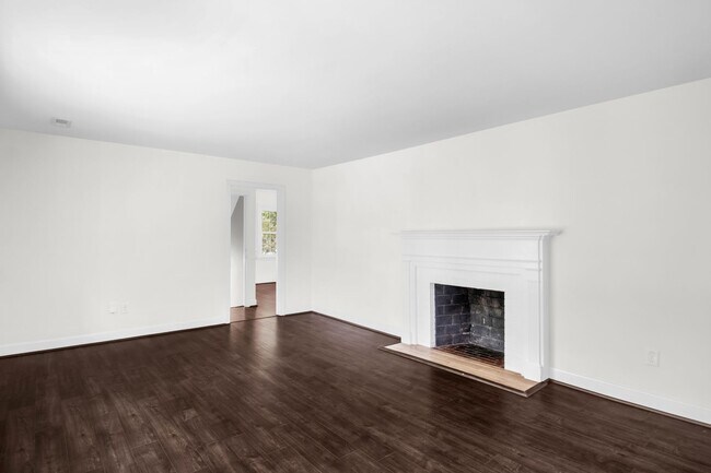 Building Photo - Beautiful 3 bedroom 2 1/2 bathroom Home with a Fenced-in Backyard in Winston!