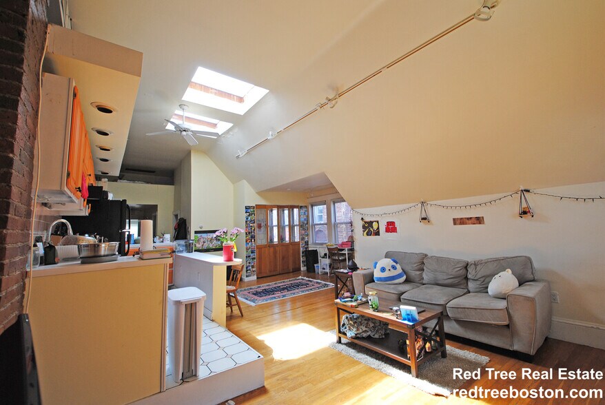 Building Photo - 1678 Beacon St