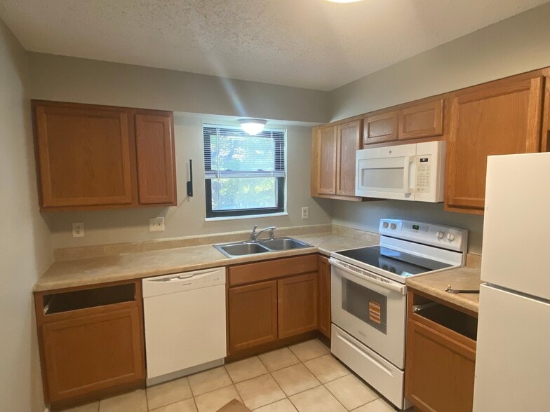 Kitchen - 613 Rosetta Dr
