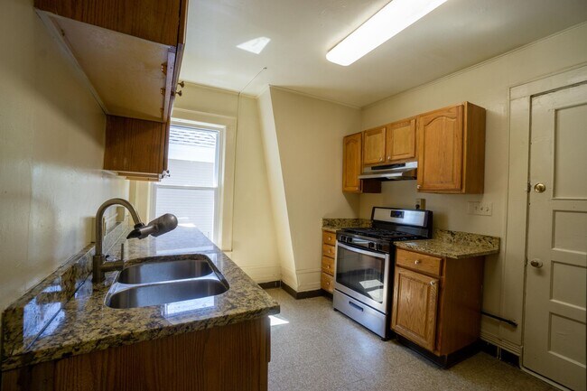 Building Photo - Available 6/1/26 - 4 Bedroom Duplex Close ...