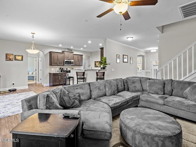 Building Photo - 615 Overland Ct