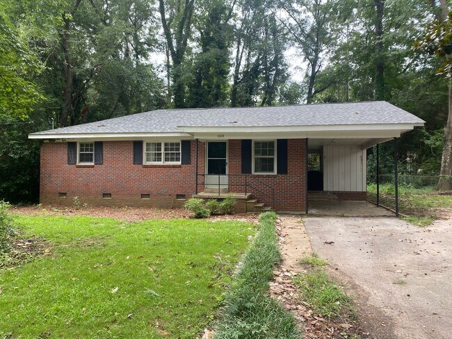 Building Photo - Charming Home Available in August!