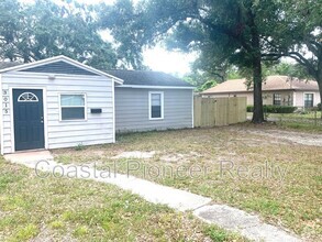 Building Photo - 3015 Deleuil Ave