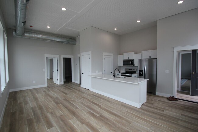 Building Photo - Beautifully Remodeled Apartments