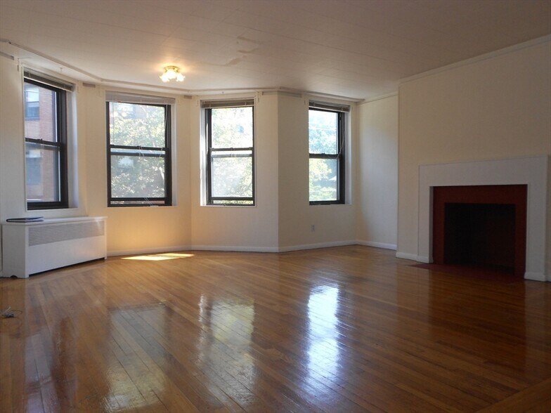Primary Photo - 43 Carlton St