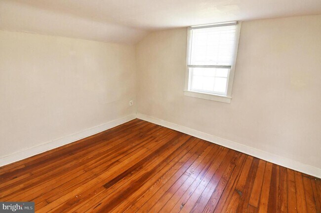 Building Photo - 122 E Monmouth St