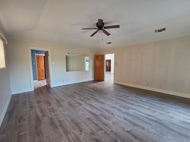 Building Photo - 2212 Rock Creek Dr