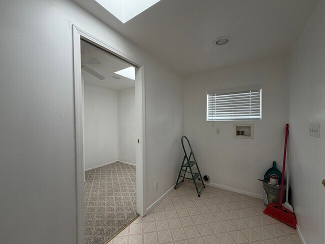Building Photo - NEW LISTING!! 3 Bedroom 1.5 Bathroom House with Huge Yard, Central Heat & Air!