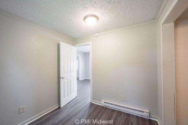 Building Photo - "Cozy 1-Bedroom Haven in Greenfield – Perf...