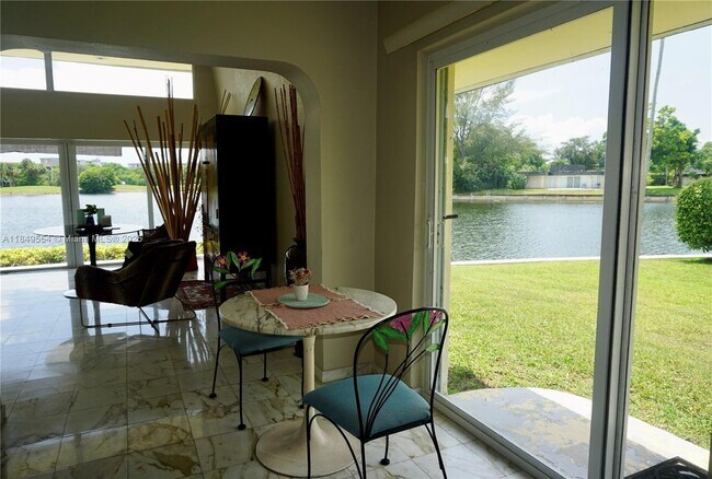 Building Photo - 4511 King Palm Dr