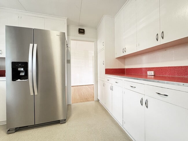 Building Photo - Small Dog Friendly Palolo House