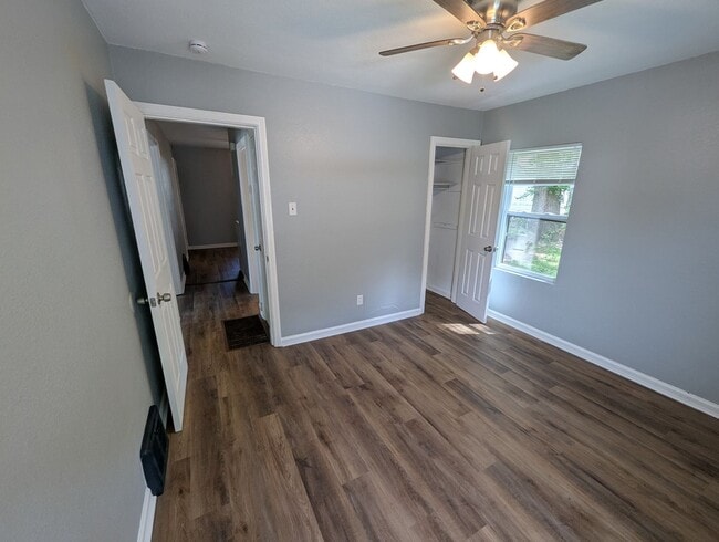 Building Photo - Cutest Corner Lot - Section 8 Friendly