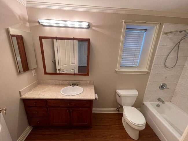 Building Photo - Freshly Remodeled 1 Bedroom 1 Bath Back House!