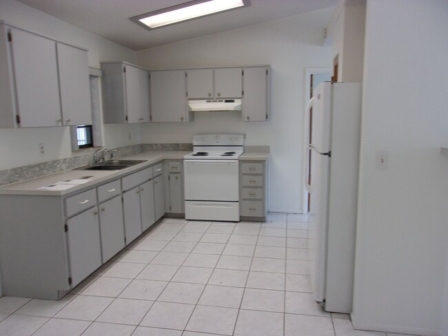 Building Photo - 2261 Maximilian Ave