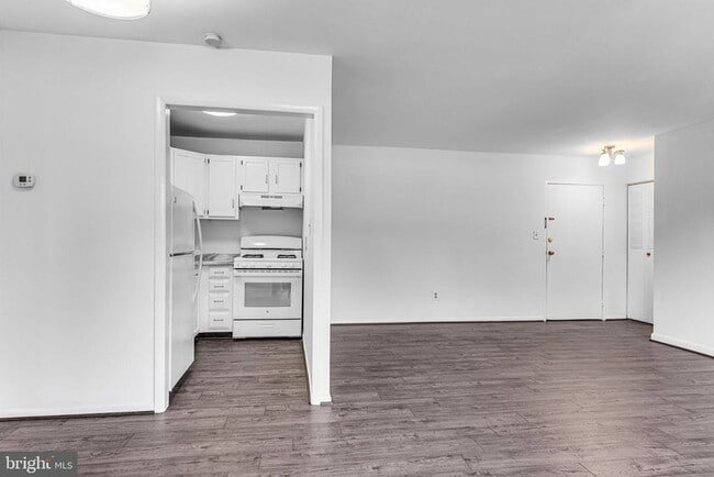 Building Photo - 6137 Leesburg Pike