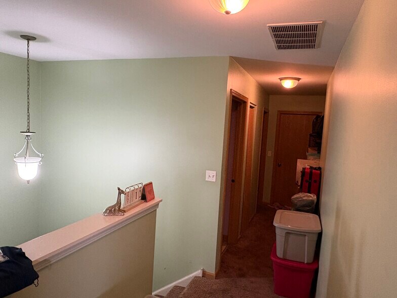 Building Photo - 536 W Kristina Ln