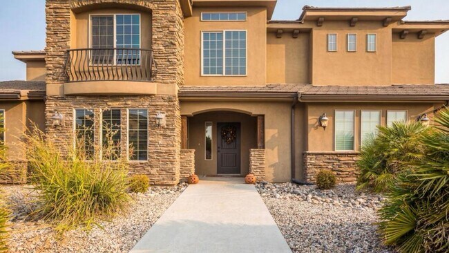 Building Photo - Six-Bedroom Home Includes Casita and RV Parking
