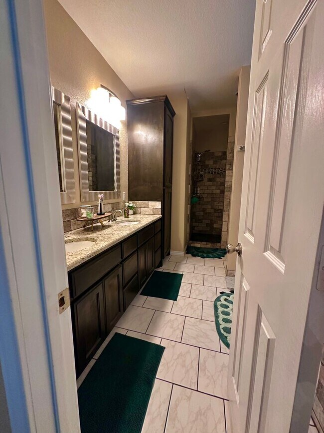 Building Photo - Charming 3/3 House in with Covered Parking Near Campus!