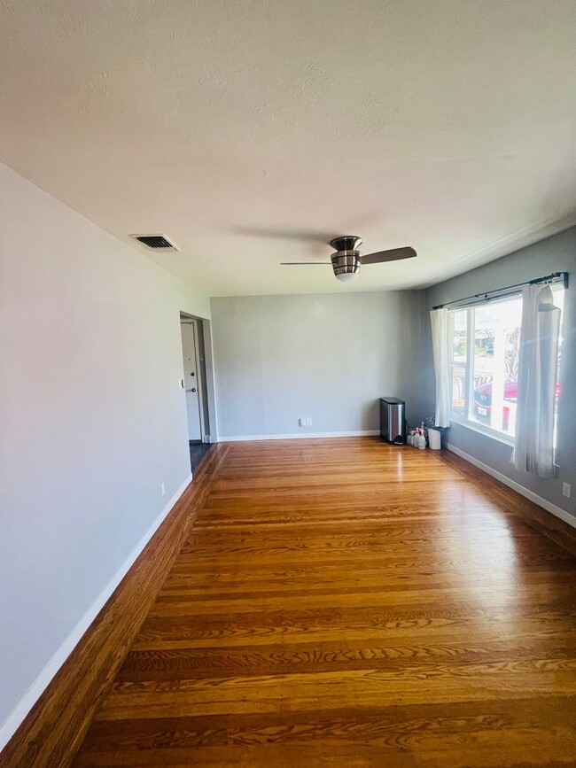 Building Photo - 2bed/1bath home in Tahoe Park 12 month lea...