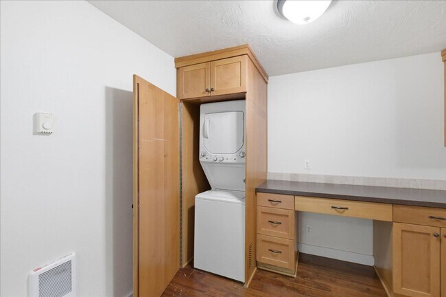 Building Photo - 2864 Newton Pl