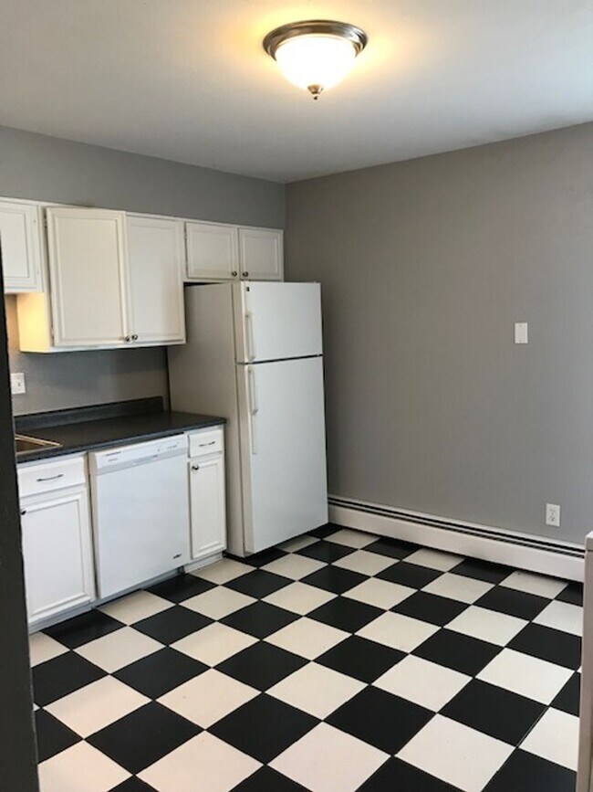 Building Photo - Bright & Beautiful 2-bedroom 1 Bath Across...