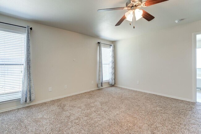 Building Photo - Quincy Park Beauty- Available Now