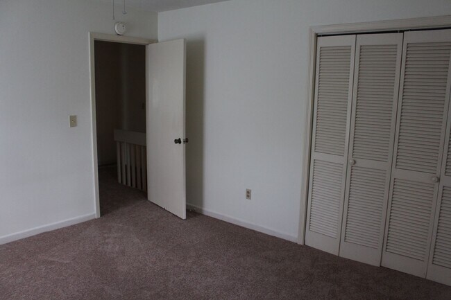 Building Photo - Bright Duplex Minutes Away from Clemson's Campus!