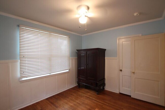 Building Photo - 3 Bedroom, 1.5 Bath Home in Central Tyler!