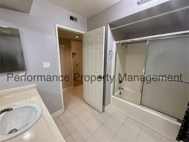 Building Photo - Stunning 3 Bed/2 Bath SW Bakersfield Home w/ RBP & $0 Deposit Option