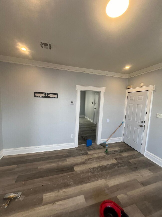 158 Maple Ave 3L - 161 Maple Ave