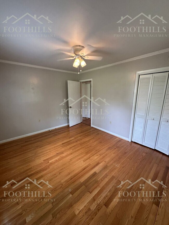 Building Photo - Live Steps Away from Anderson University –...