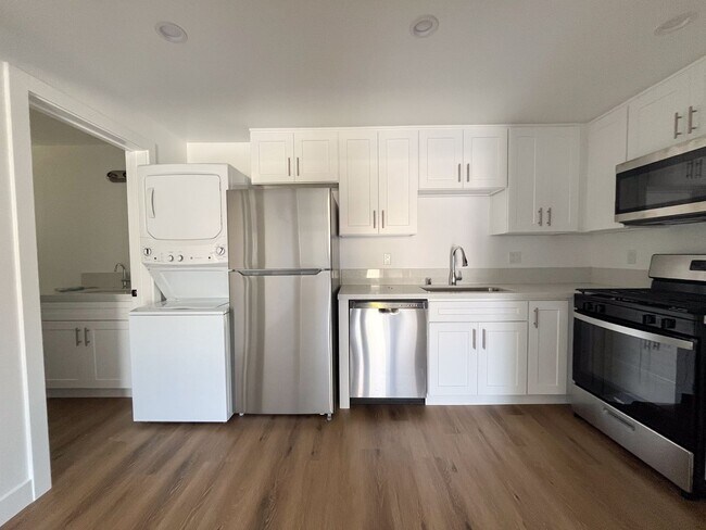 Interior Photo - 116 N Helberta Ave
