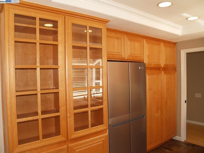 Building Photo - 647 Doral Dr