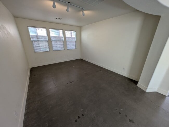 Building Photo - 520 Ivy Spring St