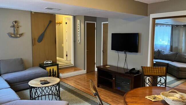 Building Photo - Furnished rental with large fenced back yard.