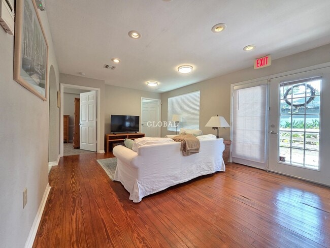 Building Photo - Charming 2-Bedroom Home within 3 miles of ...