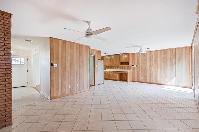 Building Photo - 2920 Heron Dr