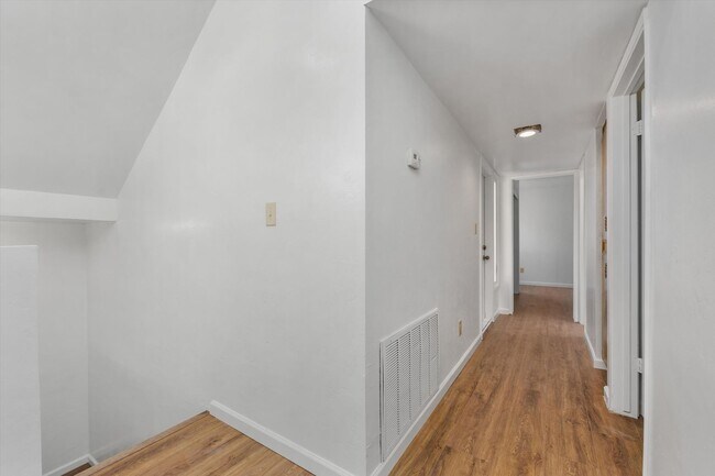 Building Photo - Spacious Condo Near Bakersfield College – Prime Location!