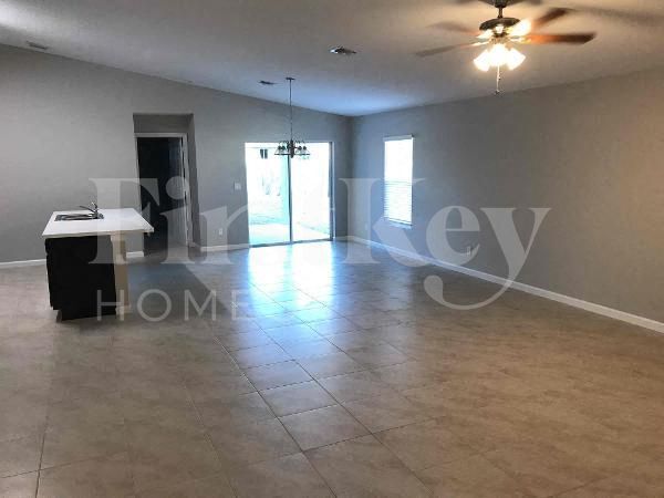 Building Photo - 931 SE Thornhill Dr