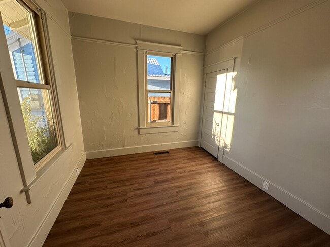 Building Photo - Freshly Updated 2-Bedroom Home!