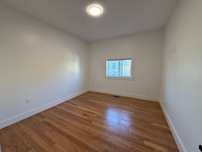 Building Photo - 33 Elmwood St