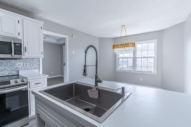 Building Photo - 815 Iris Ln