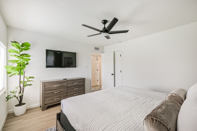 Building Photo - 5021 Libbey Dr