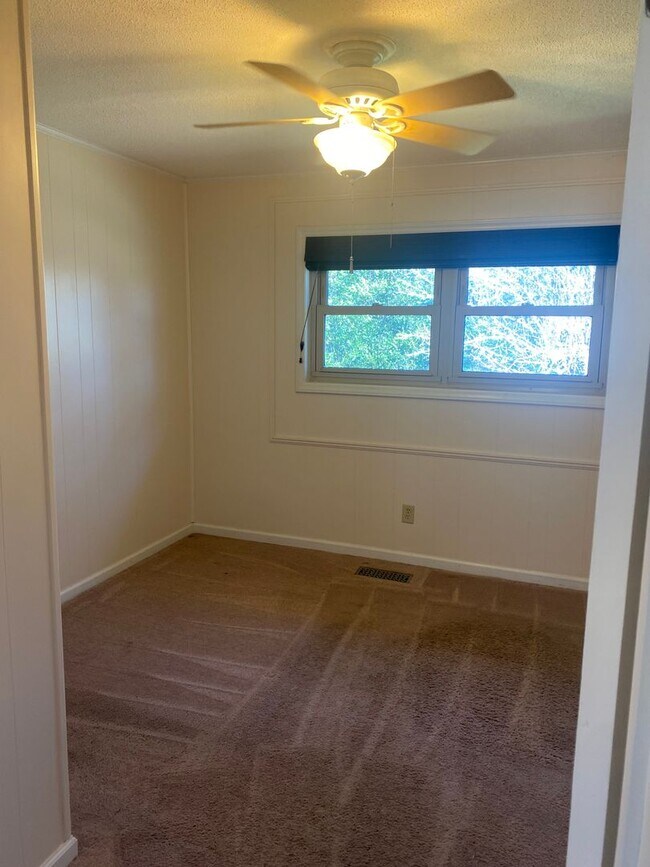 Building Photo - Move in Incentive!