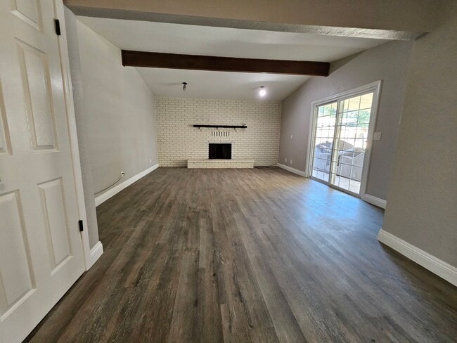 Building Photo - Welcome Home! Spacious Floor Plan 3 Bed 2 ...