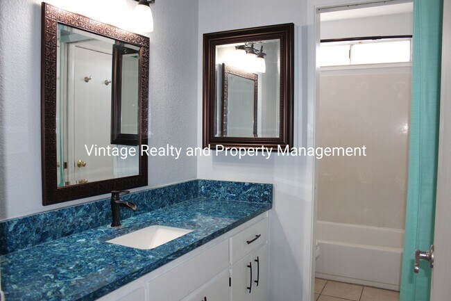 Building Photo - Ready To Go! Very Nice 2 bedroom Condo!!!