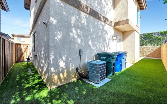 Building Photo - Your Ideal Haven Awaits!