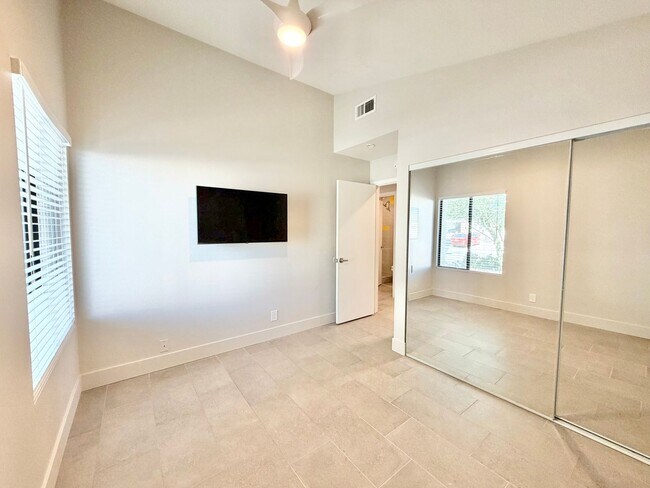 Building Photo - 835 Nueva Vista Dr S